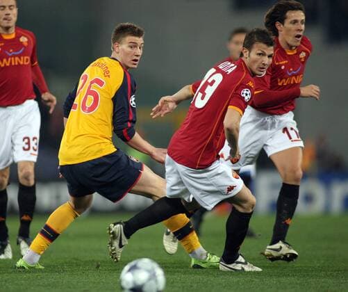Nicklas Bendtner (Arsenal, 2.v.li.) gegen Marco Motta (2.v.re.) und Rodrigo Taddei (beide AS Rom, re.) -  Fußball EC 1 Herren Champions League 2008 2009, AS Rom - Arsenal FC London 7:7 n.E., Roma, Vdig Gruppe Rom Dynamik,