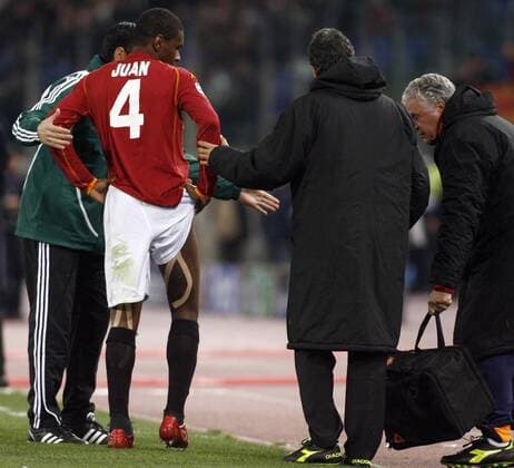 Juan (AS Rom) hat sich verletzt -  Fußball EC 1 Herren Champions League 2008 2009, Roma Gruppe Rom Enttäuschung,