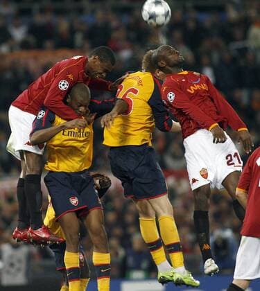 Juan (AS Rom, li.) im Duell -  Fußball EC 1 Herren Champions League 2008 2009, AS Rom - Arsenal FC London 7:7 n.E., Roma Gruppe Rom Dynamik,