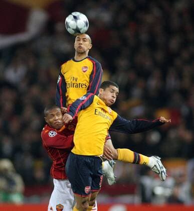 Gael Clichy (Mitte) und Denilson (beide Arsenal, re.) gegen Julio Baptista (AS Rom) -  Fußball EC 1 Herren Champions League 2008 2009, AS Rom - Arsenal FC London 7:7 n.E., Roma, Vdig Gruppe Rom Dynamik,