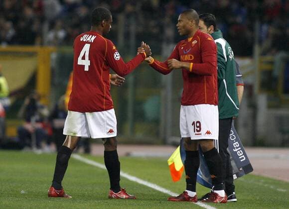 Julio Baptista (re.) kommt für Juan (beide AS Rom) -  Fußball EC 1 Herren Champions League 2008 2009, Roma Gruppe Rom Enttäuschung,