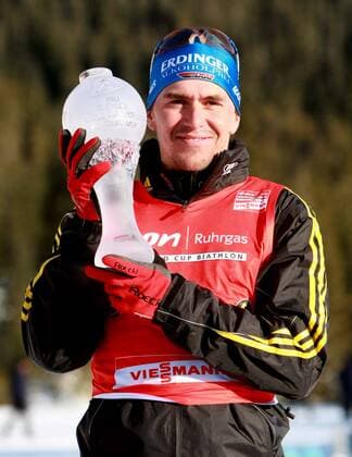 Michael Greis (Deutschland), Sieger der 20km Einzel Gesamtwertung 2008 2009, mit seiner kleinen Kristallkugel Biathlon Herren Weltcup 2008 2009, Welt Cup, Worldcup, World, WC, 20km Einzelbild Whistler, Vancouver Freude,