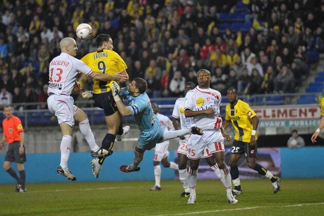 Mevlut Erding (Sochaux, 2.v.li.) gegen Torwart Gennaro Bracigliano (Nancy, Mitte) -  Fußball Herren Ligue 1 2008 2009, 1. Liga, FC Sochaux Montbeliard - AS Nancy Lorraine 2:1 Gruppe Sochaux Dynamik,