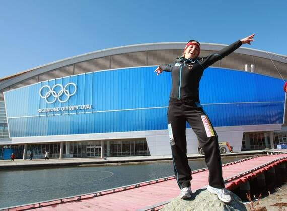 Anni Friesinger (Deutschland) vor dem Richmond Olympic Oval in Vancouver, Austragungsort der WM 2009 und der Olympischen Winterspiele 2010 Eisschnellauf OS Winter Damen WM 2009, Vorschau Olympische Winterspiele 2010, Spiele Totale Vancouver