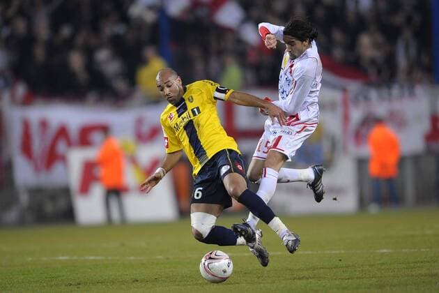 Stephane Dalmat (Sochaux, li.) gegen Youssouf Hadji (Nancy) -  Fußball Herren Ligue 1 2008 2009, 1. Französische Liga, FC Sochaux Montbeliard - AS Nancy Lorraine 2:1 Gruppe Sochaux Dynamik,
