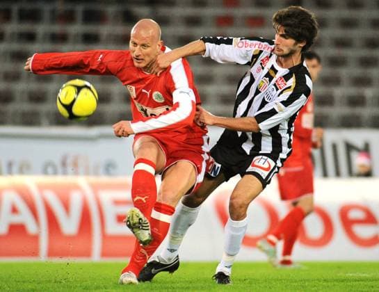 Carsten Jancker (Mattersburg, li.) gegen Niklas Hoheneder (Linz) -  Fußball Herren Bundesliga 2008 2009, 1. Österreichische Liga, LASK Linz - SV Mattersburg 0:0 Gruppe Linz Dynamik,