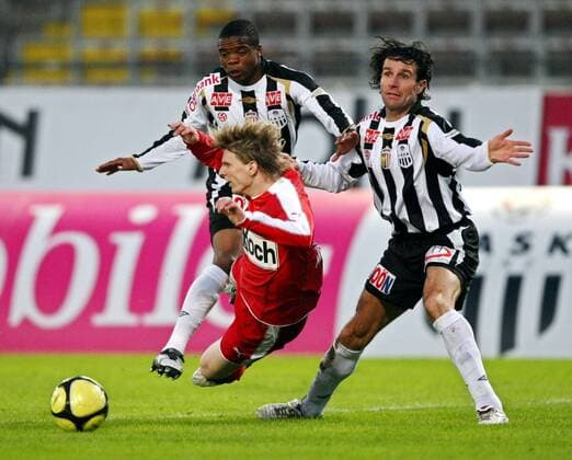 Michael Mörz (Mattersburg, rot) gegen Michael Baur (re.) und Justice Majabvi (beide Linz) -  Fußball Herren Bundesliga 2008 2009, 1. Österreichische Liga, LASK Linz - SV Mattersburg 0:0 Gruppe Linz Dynamik,