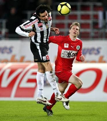 Michael Baur (Linz, li.) gegen Michael Mörz (Mattersburg) -  Fußball Herren Bundesliga 2008 2009, 1. Österreichische Liga, LASK Linz - SV Mattersburg 0:0 Gruppe Linz Dynamik,