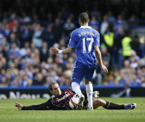 Pablo Zabaleta (Manchester City) gegen Jose Bosingwa (Chelsea) - EDITORIAL USE ONLY. No use with unauthorised audio, video, data, fixture lists, club league logos or live services. Online in-match use limited to 120 images, no video emulation. No use in betting, games or single club league player publications. Fußball Herren English Premier League 2008 2009, 1. Englische Liga, FC Chelsea London - Manchester City 1:0 Gruppe London Dynamik, Überlegenheit