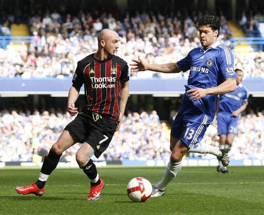 Stephen Ireland (Manchester City, li.) gegen Michael Ballack (Chelsea) - EDITORIAL USE ONLY. No use with unauthorised audio, video, data, fixture lists, club league logos or live services. Online in-match use limited to 120 images, no video emulation. No use in betting, games or single club league player publications. Fußball Herren English Premier League 2008 2009, 1. Englische Liga, FC Chelsea London - Manchester City 1:0 Gruppe London Dynamik,