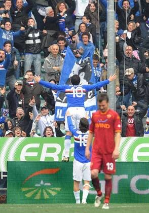 Giampaolo Pazzini (Sampdoria Genua, hi.) - Torjubel mit den Fans -  Fußball Herren Serie A 2008 2009, 1. Liga, Sampdoria Genua - AS Rom 2:2, Roma Totale Genua Freude,