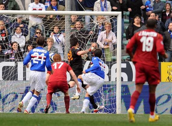 Giampaolo Pazzini (Sampdoria Genua, 2.v.re.) erzielt einen Treffer -  Fußball Herren Serie A 2008 2009, 1. Liga, Sampdoria Genua - AS Rom 2:2, Roma Gruppe Genua Dynamik,