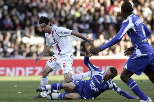 Cesar Delgado (Lyon, li.) gegen Benoit Pedretti (Auxerre) -  Fußball Herren Ligue 1 2008 2009, 1. Französische Liga, Olympique Lyonnais - AJ Auxerre 0:2, Vdig Gruppe Lyon Dynamik,