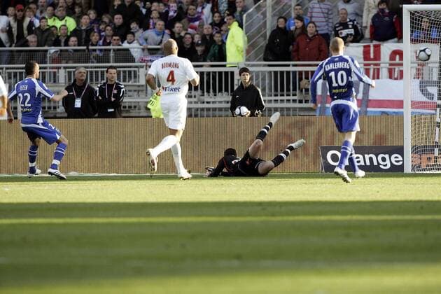 Ireneusz Jelen (Auxerre, li.) erzielt gegen Torwart Hugo Lloris (Lyon, 2.v.re.) den Treffer zum 0:1 -  Fußball Herren Ligue 1 2008 2009, 1. Französische Liga, Olympique Lyonnais - AJ Auxerre 0:2, Vdig Totale Lyon