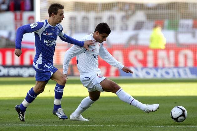 Ederson (Lyon, re.) gegen Benoit Pedretti (Auxerre) -  Fußball Herren Ligue 1 2008 2009, 1. Französische Liga, Olympique Lyonnais - AJ Auxerre 0:2, Vdig Gruppe Lyon Dynamik,