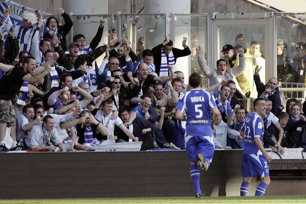 Ireneusz Jelen (re.) und Dariusz Dudka (beide Auxerre) jubeln vor den Fans -  Fußball Herren Ligue 1 2008 2009, 1. Französische Liga, AJ Auxerre, Vdig Totale Lyon Freude,
