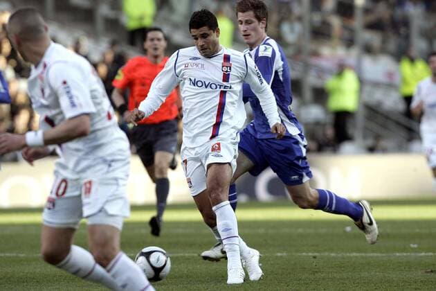Ederson (Lyon, Mitte) gegen Valter Birsa (Auxerre) -  Fußball Herren Ligue 1 2008 2009, 1. Französische Liga, Olympique Lyonnais - AJ Auxerre 0:2, OL, Vdig Gruppe Lyon Dynamik,