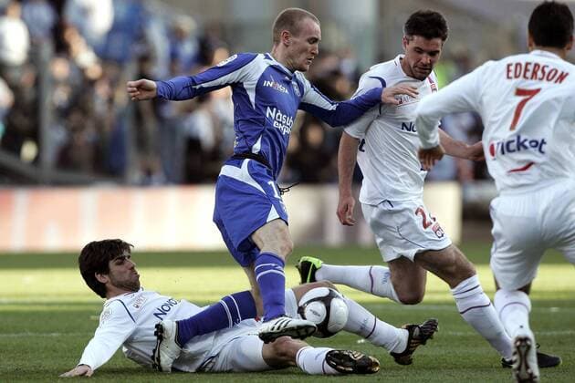 Thomas Kahlenberg (Auxerre, 2.v.li.) gegen Juninho Pernambucano (li.) und Jeremy Toulalan (beide Lyon, 2.v.re.) -  Fußball Herren Ligue 1 2008 2009, 1. Französische Liga, Olympique Lyonnais - AJ Auxerre 0:2, OL, Vdig Gruppe Lyon Dynamik,