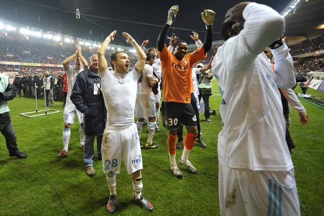 Matthieu Valbuena (li.) und Torwart Steve Mandanda (beide Marseille) - Schlußjubel -  Fußball Herren Ligue 1 2008 2009, 1. Französische Liga, Olympique de Marseille, OM Gruppe Paris Freude,