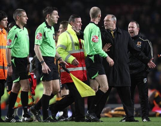 Co Trainer Brian Horton (Hull City, 2.v.re.) reklamiert beim Schiedsrichter nach dem Ausscheiden im FA Cup -  Fußball Herren FA Cup 2008 2009, 1. Englischer Pokal, Pokalspiel, Hull City Gruppe London Spannung,