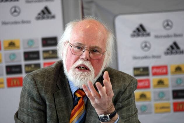 Prof. Dr. Gunter A. Pilz (Deutschland), Mitglied der DFB Kommission für Prävention und Sicherheit, anlässlich einer DFB Pressekonferenz zum Thema Sicherheit im Fußball Fußball Herren DFB Pressekonferenz 2009, Pressetermin, Porträt Frankfurt M.