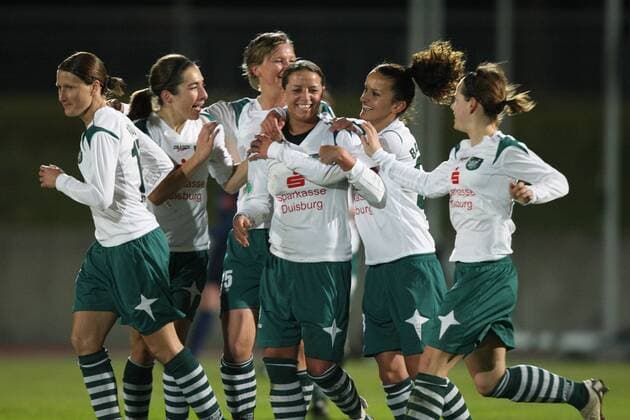 Torjubel Duisburg mit Inka Grings (Mitte) Fußball 1. BL Damen Saison 2008 2009, Frauen, Frauenfußball, FCR 2001 Duisburg Gruppe Essen Freude,