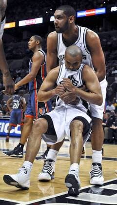 Tim Duncan hilft Tony Parker (vorn, beide San Antonio Spurs) - (ZUMAa27) Basketball Herren NBA 2008 2009, San Antonio Spurs - Charlotte Bobcats 100:86 Gruppe San Antonio