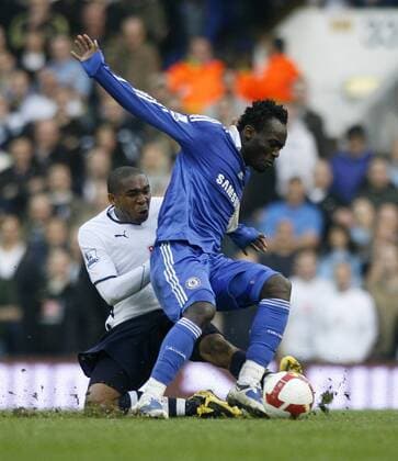 Michael Essien (Chelsea, re.) gegen Wilson Palacios (Tottenham Hotspur) - EDITORIAL USE ONLY. No use with unauthorised audio, video, data, fixture lists, club league logos or live services. Online in-match use limited to 120 images, no video emulation. No use in betting, games or single club league player publications. Fußball Herren English Premier League 2008 2009, 1. Liga, Tottenham Hotspurs - Chelsea FC London 1:0, Spurs, Vdig Gruppe London Dynamik,