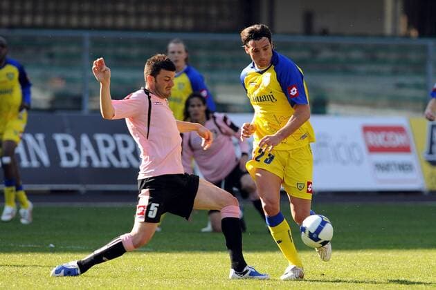 Erjon Bogdani (Chievo Verona, re.) gegen Antonio Nocerino (Palermo) -  Fußball Herren Serie A 2008 2009, 1. Liga, AC Chievo Verona - US Palermo 1:0 Gruppe Verona Dynamik,