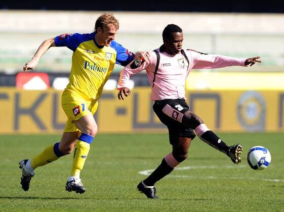 Michele Marcolini (Chievo Verona, li.) gegen Fabio Simplicio (Palermo) -  Fußball Herren Serie A 2008 2009, 1. Liga, AC Chievo Verona - US Palermo 1:0 Gruppe Verona Dynamik,
