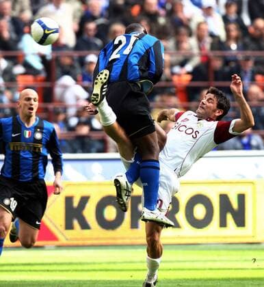 Francesco Cozza (Reggina, re.) mit hohem und gestrecktem Bein gegen Nelson Rivas (Inter Mailand) -  Fußball Herren Serie A 2008 2009, 1. Italienische Liga, FC Internazionale Mailand - Reggina Calcio 3:0, Vdig Gruppe Mailand Dynamik,