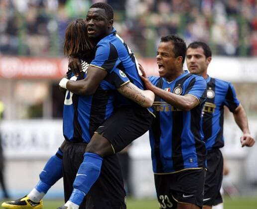 Sulley Ali Muntari (2.v.li.) und Mancini (2.v.re.) jubeln mit Zlatan Ibrahimovic (alle Inter Mailand, li.) -  Fußball Herren Serie A 2008 2009, 1. Italienische Liga, FC Internazionale Mailand, Vdig Gruppe Mailand Freude,