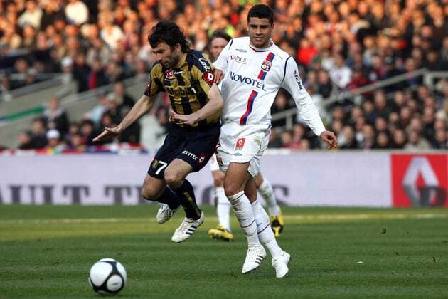 Ederson (Lyon, re.) gegen Romain Pitau (Sochaux) -  Fußball Herren Ligue 1 2008 2009, 1. Französische Liga, Olympique Lyonnais - FC Sochaux Montbeliard 2:0, OL; Vdig Gruppe Lyon Dynamik,