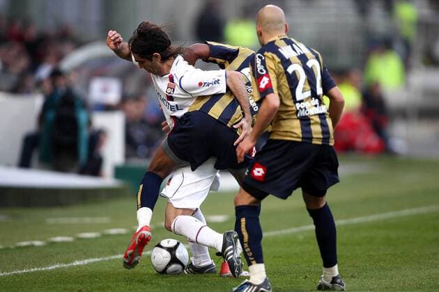 Cesar Delgado (Lyon, li.) im Duell -  Fußball Herren Ligue 1 2008 2009, 1. Französische Liga, Olympique Lyonnais - FC Sochaux Montbeliard 2:0, OL; Vdig Gruppe Lyon Dynamik,