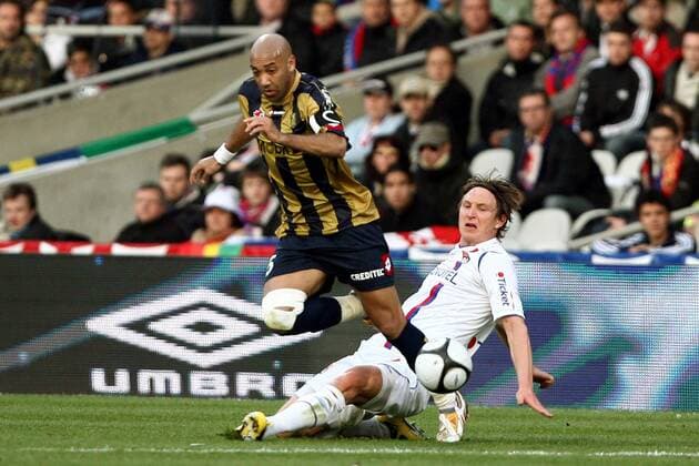 Stephane Dalmat (Sochaux, li.) gegen Kim Källström (Lyon) -  Fußball Herren Ligue 1 2008 2009, 1. Französische Liga, Olympique Lyonnais - FC Sochaux Montbeliard 2:0, OL; Vdig Gruppe Lyon Dynamik,