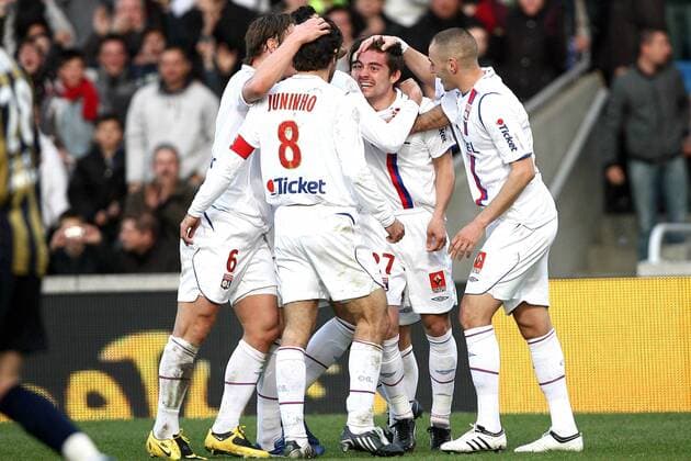 Anthony Mounier (2.v.re.) jubelt mit Karim Benzema (re.) und Juninho Pernambucano (alle Lyon, 2.v.li.) -  Fußball Herren Ligue 1 2008 2009, 1. Französische Liga, Olympique Lyonnais, OL, Vdig Gruppe Lyon Freude,