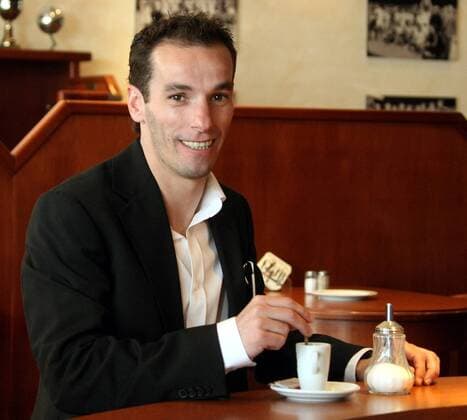 Petit (Köln) trinkt im Kölner Geißbockheim einen Espresso Fußball 1. BL Herren Saison 2008 2009, 1. FC Köln Einzelbild o0 Fotoshooting Köln