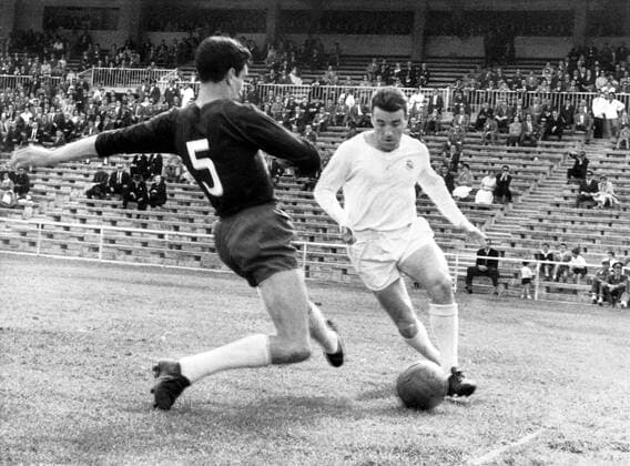 Luis Cascajares del Sol (Real Madrid, re.) im Duell -  - NOxONLINExUSE Fußball Herren Primera Division 1961 1962, 1. Spanische Liga, Real Madrid Gruppe Aufnahmedatum geschätzt Dynamik, Kampf,