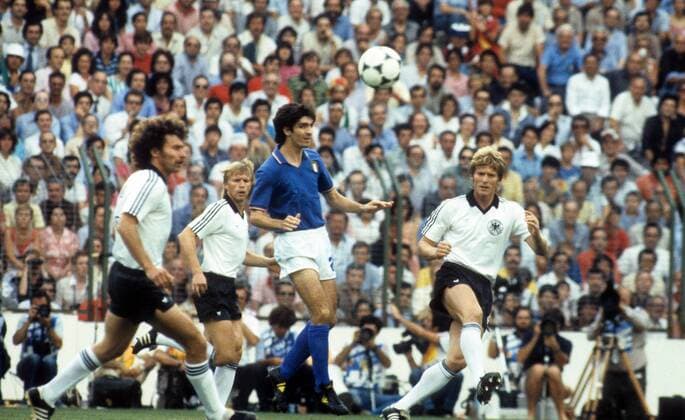 Paolo Rossi (Italien, Mitte) gegen Paul Breitner (li.), Karlheinz Förster (re.) und Bernd Förster (alle BR Deutschland) Fußball WM Herren WM Finale 1982, Länderspiel, Nationalteam, Nationaltrikot, Gruppe Madrid Dynamik,