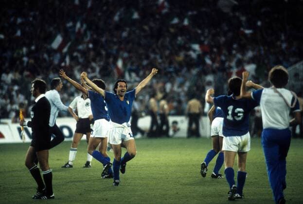 Gabriele Oriali (Italien, Mitte) - Weltmeister 1982 Fußball WM Herren WM Finale 1982, Länderspiel, Nationalteam, Nationaltrikot, Gruppe Madrid Freude,