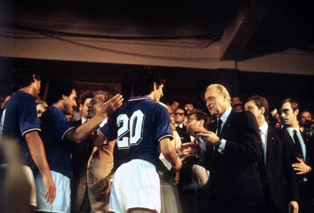 FIFA Präsident Joao Havelange (Brasilien, 3.v.re.) gratuliert Paolo Rossi (Italien, Mitte) zum WM Sieg Fußball WM Herren WM Finale 1982, Länderspiel, Nationalmannschaft, Nationaltrikot Gruppe Madrid
