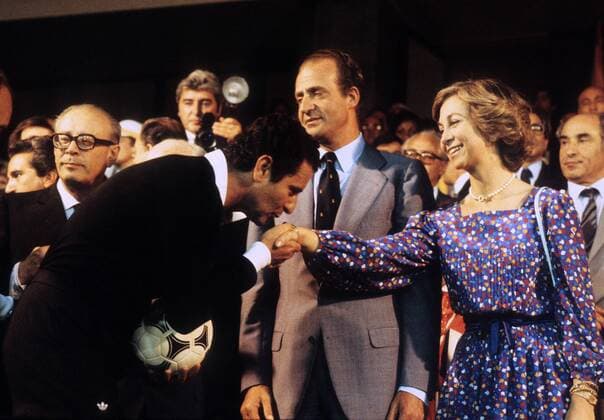 FIFA Schiedsrichter Arnaldo Coelho (Brasilien, 2.v.li.) und König Juan Carlos von Spanien (2.v.re.) mit Ehefrau Dona Sofia bei der Siegerehrung Fußball WM Herren WM Finale 1982, Länderspiel, Gruppe Madrid