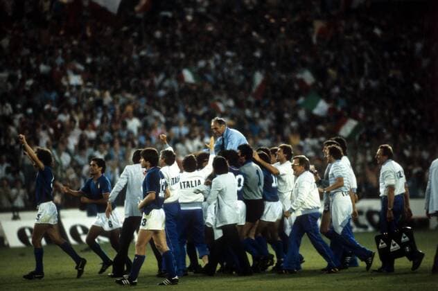 Italien ist Weltmeister - Nationaltrainer Enzo Bearzot wird von seinen Spielern auf Schultern getragen Fußball WM Herren WM Finale 1982, Länderspiel, Nationalteam, Nationaltrikot, Totale Madrid Freude,