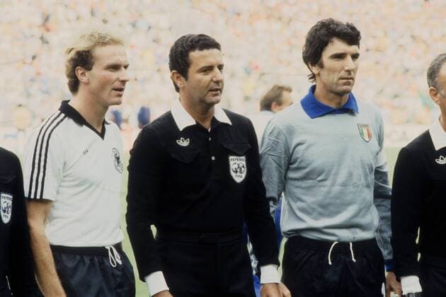 Karl Heinz Rummenigge (BR Deutschland (li.), Torwart Dino Zoff (Italien) und FIFA Schiedsrichter Arnaldo Coelho (Brasilien) Fußball WM Herren WM Finale 1982, Länderspiel, Nationalteam, Nationaltrikot Gruppe Madrid