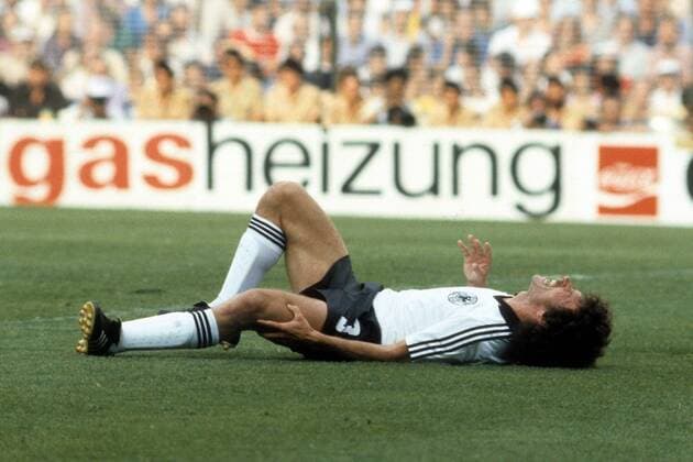 Paul Breitner (BR Deutschland) verletzt Fußball WM Herren WM Finale 1982, Länderspiel, Nationalteam, Nationaltrikot Einzelbild Madrid
