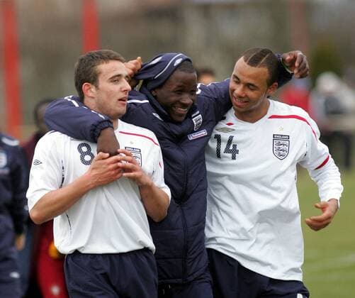 Jose Baxter (li.), Lateef Elford Alliyu (Mitte) und John Bostock (alle England U17) - Schlussjubel -  Fußball Länderspiel Herren U17 Eliterunde 2009, U 17, Nationalmannschaft, Nationaltrikot, England Gruppe Buk Freude,