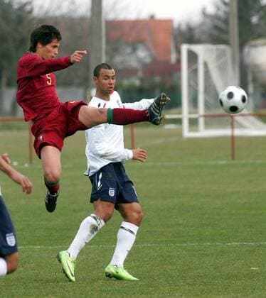 Andre Dias (Portugal U17, li.) und John Bostock (England U17) -  Fußball Länderspiel Herren U17 Eliterunde 2009, U 17, Nationalmannschaft, Nationaltrikot, England - Portugal 1:0 Gruppe Buk Dynamik,