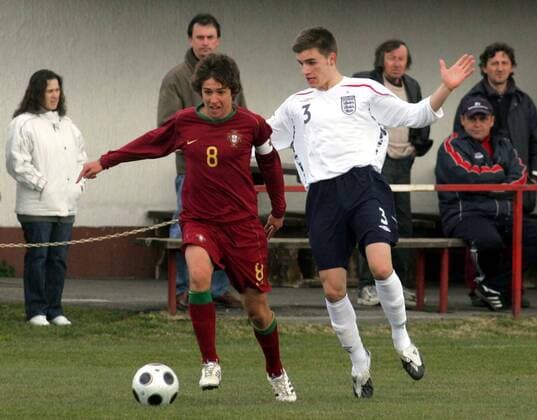 Ruben Pinto (Portugal U17, li.) gegen Luke Garbutt (England U17) -  Fußball Länderspiel Herren U17 Eliterunde 2009, U 17, Nationalmannschaft, Nationaltrikot, England - Portugal 1:0 Gruppe Buk Dynamik,
