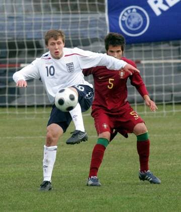 Luke Freeman (England U17, li.) gegen Andre Dias (Portugal U17) -  Fußball Länderspiel Herren U17 Eliterunde 2009, U 17, Nationalmannschaft, Nationaltrikot, England - Portugal 1:0 Gruppe Buk Dynamik,