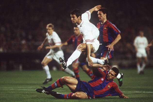 Mehmet Scholl (Bayern) überspringt seinen Gegenspieler Fußball EC 3 Herren UEFA Cup 1995 1996, Europapokal, Pokal, Halbfinale, FC Barca - FC Bayern München 1:2, Vdia Gruppe Barcelona Dynamik, Kampf,
